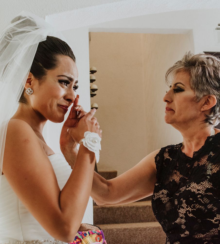 Novia emocionada junto a su madre durante los preparativos