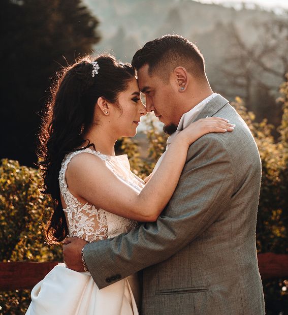 Beso de los novios en la ceremonia