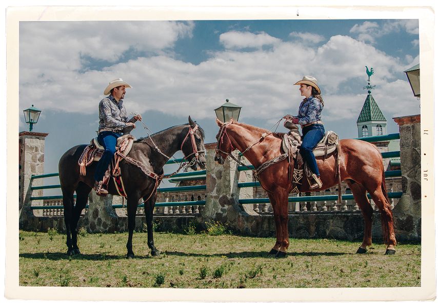 Pareja de novios a caballo en su boda en Ciudad de México