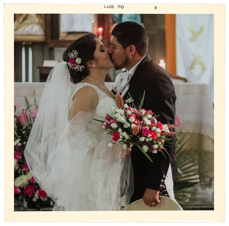 Los novios se besan frente al altar