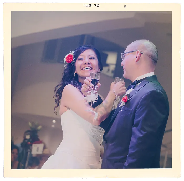 Los novios brindando con copas de vino durante la recepción