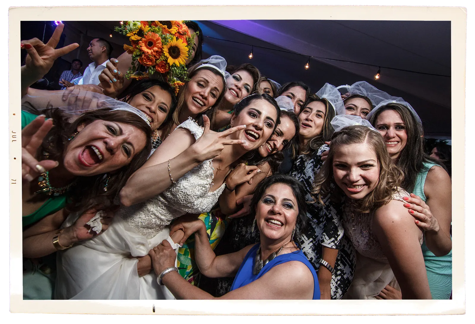 La novia rodeada de las invitadas solteras en la tornaboda